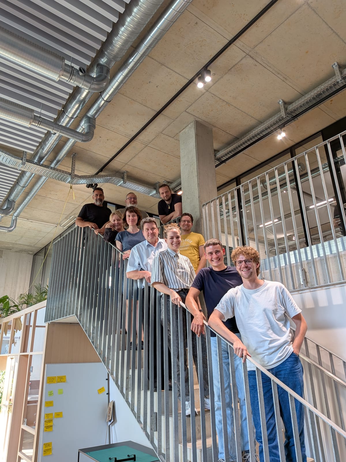 Das Verbundteam von MediMentor-AI auf einer Treppe beim Verbundtreffen in Köln